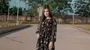 Pelantun lagu Konco Mesra ini tampil anggun dengan dress selutut berwarna hitam. Aksen bunga-bunga membuat gaya artis kelahiran Kediri ini terlihat casual namun tetap menawan. (Liputan6.com/IG/@nellakharisma)