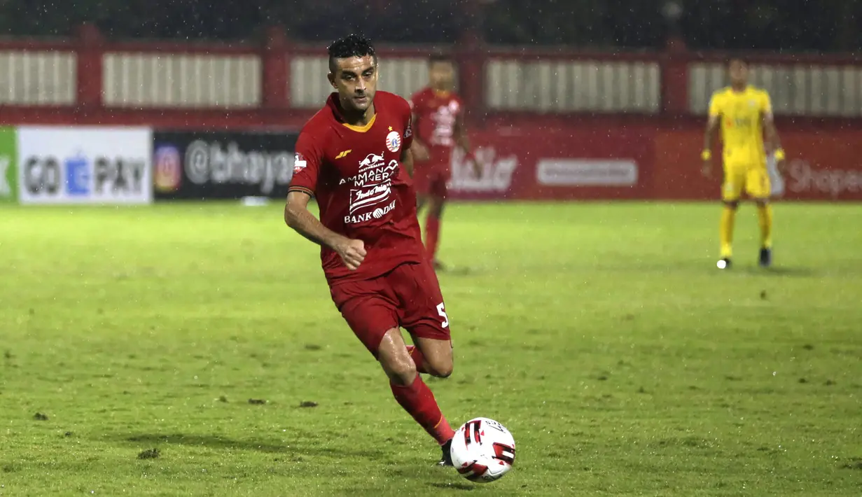 Otavio Dutra dikenal sebagai bek tengah yang tangguh dengan postur tinggi badan yang membantunya dalam memenangkan duel-duel udara. Pemain Persija Jakarta yang belum pernah dipanggil ke Timnas Indonesia era kepelatihan Shin Tae-yong. (Bola.com/Yoppy Renato)