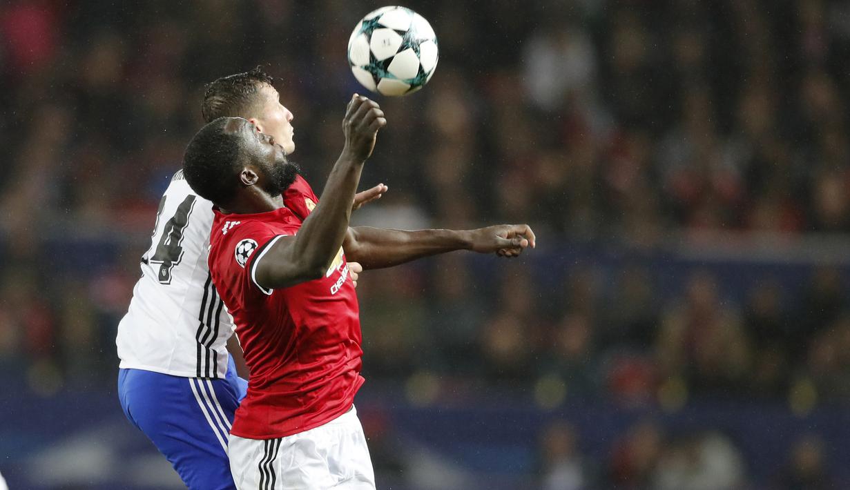 Duel pemain Manchester United, Romelu Lukaku (kanan) dan pemain Basel, Taulant Xhaka pada laga grup A Liga Champions di Old Trafford, Manchester, (12/9/2017). MU menang 3-0. (AP/Frank Augstein)