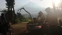 Menyaksikan matahari terbit diantara gunung Merapi-Merbabu menjadi pemandangan eksotis. (foto: Liputan6.com/twitter/edhie prayitno ige)