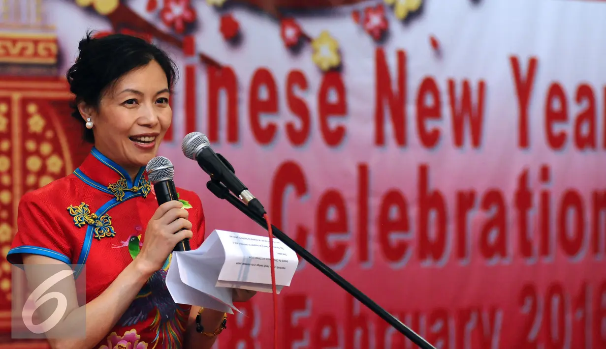 Madame Xie Feng memberikan sambutan pada pesta perayaan Tahun Baru Imlek 2567 di Jakarta, Kamis (18/2/2016). Pesta perayaan dihadiri 200 anggota Womens Internasional Club serta staff perempuan di kedutaan. (Liputan6.com/Helmi Fithriansyah)