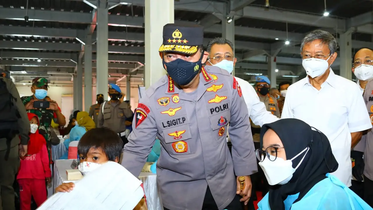 Kapolri Listyo Sigit ketika meninjau vaksinasi massal di Jababeka Convention Center, Bekasi, Jawa Barat, Kamis (17/2/2022).