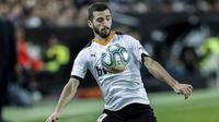 Bek Valencia,  Jose Luis Gaya berusaha mengontrol bola saat bertanding melawan Real Madrid pada pertandingan lanjutan La Liga Spanyol di Stadion Mestalla (15/12/2019). Madrid bermain imbang 1-1 atas Valencia. (AP Photo/Alberto Saiz)