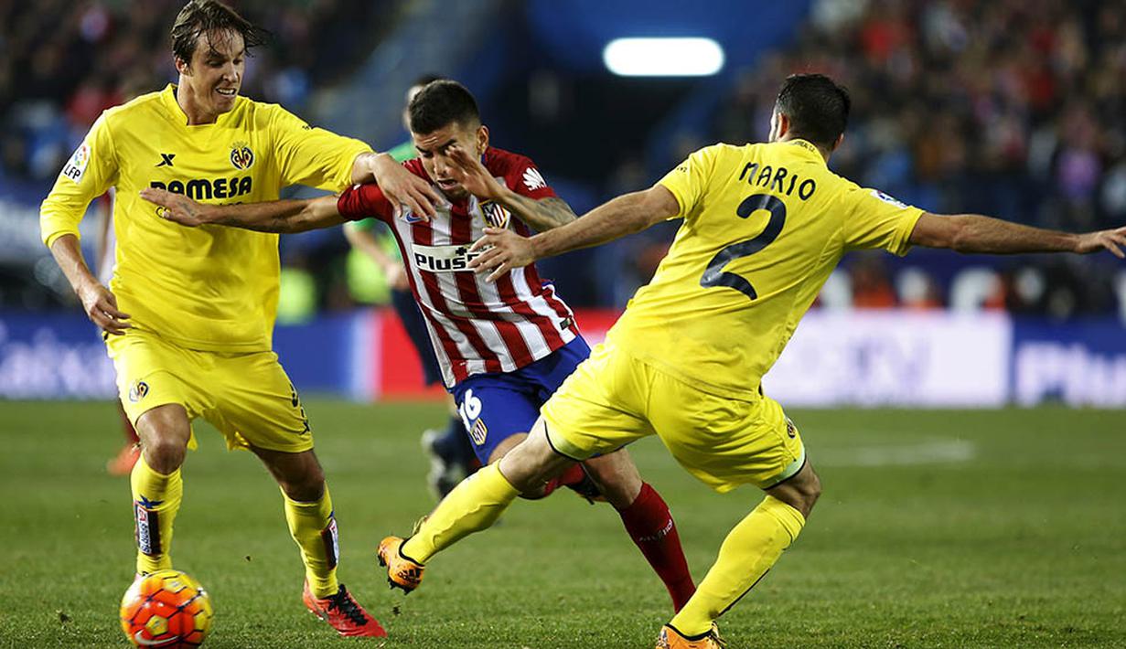 Pemain Atletico Madrid, Angel Correa, berusaha melewati apitan pemain Villarreal pada laga La Liga Spanyol di Stadion Vicente Calderon, Minggu (21/2/2016). Kedua tim bermain imbang 0-0. (Reuters/Susan Vera)