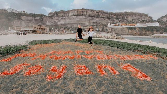 Setahun Pacaran, Ini 7 Momen Azriel Hermansyah Beri Kejutan Kepada Sarah Menzel