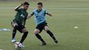 Pemain Timnas Indonesia U-23, Egy Maulana, berebut bola dengan Rifad Marasabessy saat latihan jelang SEA Games 2019 di Lapangan ABC, Senayan, Kamis (3/10). Latihan kali ini Timnas fokus dalam memperbaiki taktik dalam bertahan. (Bola.com/M Iqbal Ichsan)
