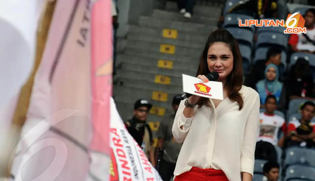 Artis cantik Luna Maya pun tampak berada di antara puluhan ribu simpatisan Partai Gerindra (Liputan6.com/Helmi Fithriansyah)