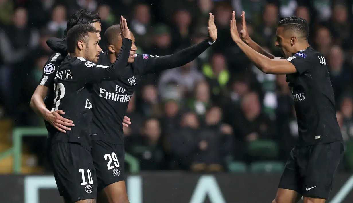 Ekspresi para pemain PSG merayakan gol Neymar saat melawan Celtic pada laga grup B Liga Champions di Celtic Park stadium, Glasgow (12/9/2017). PSG menang 5-0. (AP/Scott Heppell)
