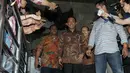 Ketua DPRD DKI Jakarta, Prasetyo Edi Marsudi keluar dari Gedung KPK, Jakarta, Senin (11/4). Prasetyo diperiksa sebagai saksi tersangka M Sanusi dalam kasus dugaan suap pembahasan Raperda terkait reklamasi Teluk Jakarta. (Liputan6.com/Helmi Afandi)