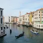 Kesibukan pada kanal yang terdapat di Venesia. Kanal menjadi salah satu rute yang ditempuh warga dan wisatawan untuk menjelajahi pulau demi pulau. (Liputan6.com/Marco Tampubolon)