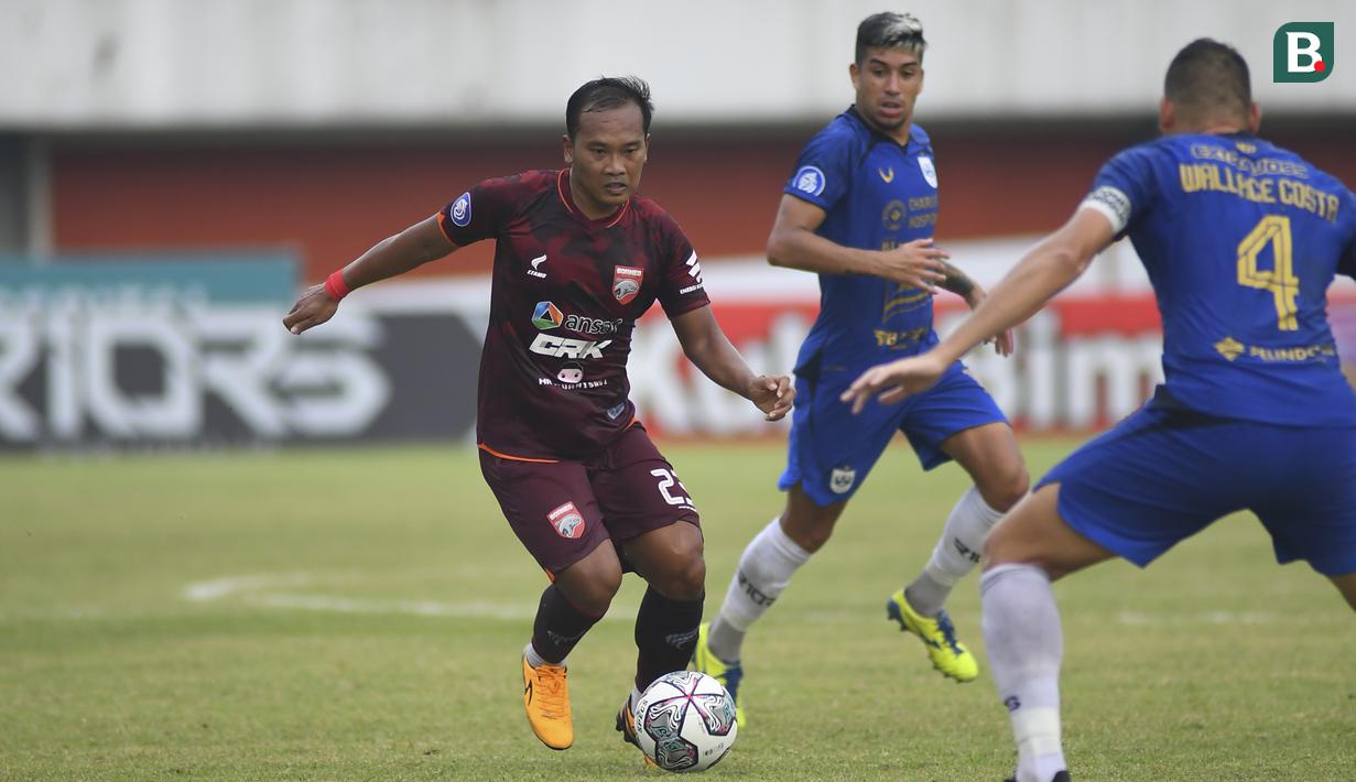 Borneo FC tampil semakin agresif di awal babak kedua. Gol yang ditunggu-tunggu akhirnya tercipta pada menit ke-50 melalui sepakan Wawan Febrianto. (Bola.com/Nandang Permana)