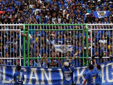 Ribuan suporter tim Maung Bandung memadati tribun Stadion Galuh Ciamis untuk menyaksikan laga antara Persib melawan PSGC, Minggu (10/4/2016). Persib unggul 5-1 atas PSGC. (Liputan6.com/Helmi Fithriansyah)