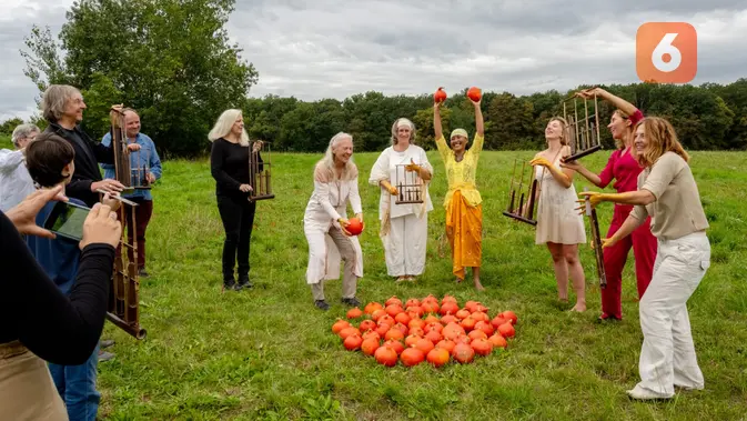 <p>Eva Warmuth, dosen seni rupa di Jerman dan Amerika Serikat bersama Supriyati dan seluruh pwrformer serta pengunjung bersukacita atas panen labu. Foto: liputan6.com/https://www.trostenleukert.de</p>