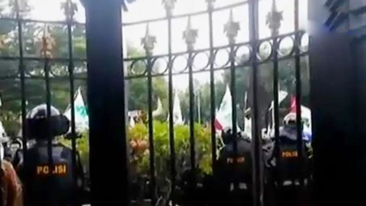 Demonstran Dekati Istana, Paspampres Buat Pagar Betis