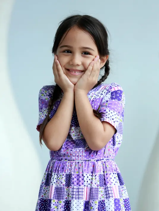 Kepribadian Nicole yang periang pun tampak ketika ia berpose di depan kamera. Gadis kecil ini tak segan untuk berpose lucu dan cantik ketika lensa kamera berada di hadapannya. (Deki Prayoga/Bintang.com)