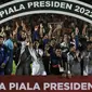 Para pemain Arema FC merayakan keberhasilan menjuarai Piala Presiden 2022 sesaat setelah penyerahan trofi usai laga leg kedua final Piala Presiden 2022 antara Borneo FC melawan Arema FC di Stadion Segiri, Samarinda, Minggu (17/7/2022). (Bola.com/Ikhwan Yanuar)