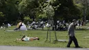 Shiba Park penuh dengan keluarga beserta anak-anak kecil yang berkemah di tenda pada hari pertama liburan 'Golden Week' di Tokyo, Jepang, 29 April 2020. Para pakar mengatakan rasa kedaruratan di masyarakat akan bahaya virus corona COVID-19 tidak ada. (AP Photo/Kiichiro Sato)