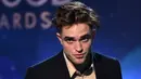 “Aku masih merasa sepert 22 tahun… mungkin 14 tahun,” ucap Robbert Pattinson ketika ditanya soal pertunangannya melansir People (7/11). (AFP/Bintang.com)
