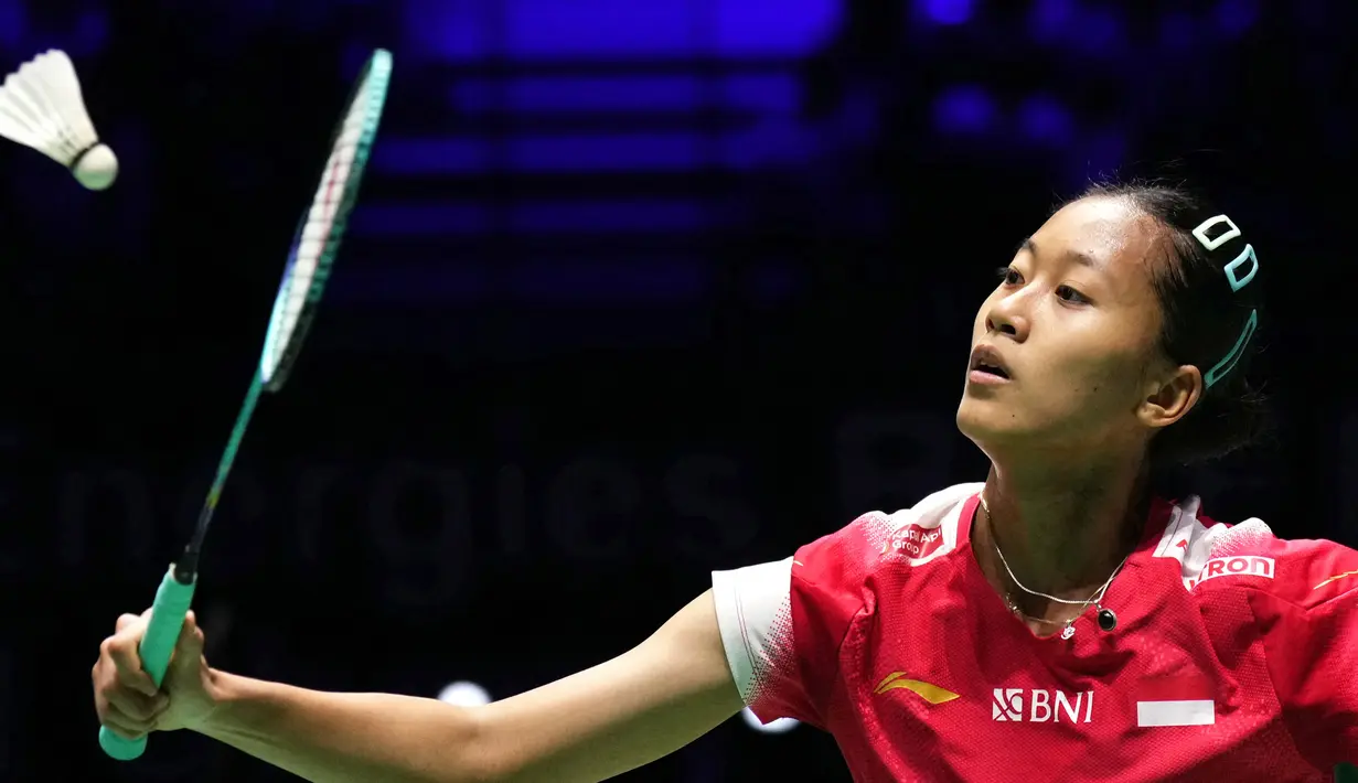 Berhadapan dengan Pusarla V Sindhu, Putri Kusuma Wardani tidak sedikit pun terlihat canggung. (Dimitar DILKOFF/AFP)