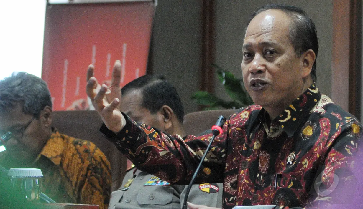 Menristek Mohammad Nasir memberikan keterangan pers terkait penemuan perguruan tinggi ilegal dan ijazah palsu, Jakarta, Selasa (26/5/2015). (Liputan6.com/Herman Zakharia)