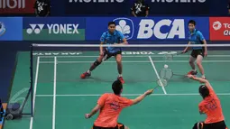 Pertarungan seru antara Tontowi/ Liliyana versus Liu Cheng/ Bao Yixin di Indonesia Open Superseries Premier 2015, Jakarta, Jumat (5/6/2015). Tontowi/ Liliyana keluar sebagai pemenang dengan skor 2-0 (21-15 dan 21-18). (Liputan6.com/Herman Zakharia)