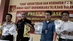 Direktur Tindak Pidana Narkoba Brigjen Eko Daniyanto (kedua kiri) menunjukkan barang bukti kasus peredaran narkotika jenis sabu jaringan Malaysia, Medan dan Jakarta, dalam jumpa pers di Rumah Sakit Polri, Selasa (13/6). (Liputan6.com/Yoppy Renato)