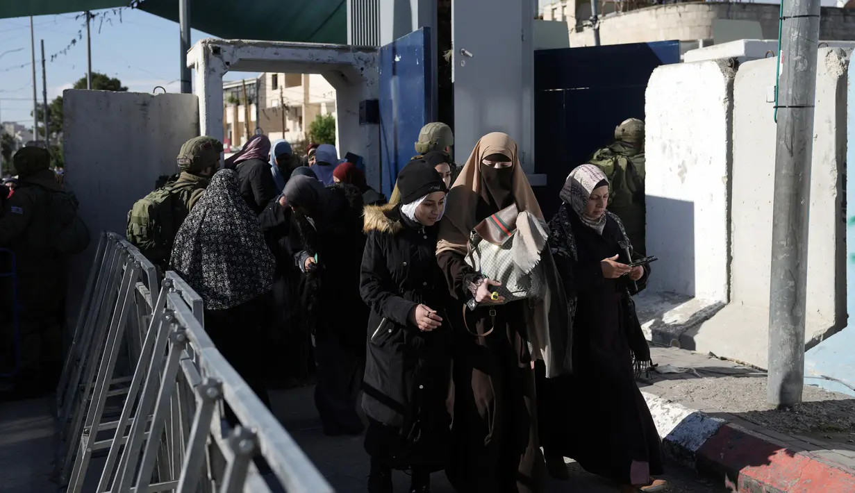 Dalam beberapa tahun terakhir, pemerintah Palestina dan Arab telah menekankan perlunya mempertahankan status quo puluhan tahun yang melarang ibadah non-Muslim di kompleks Masjid Al-Aqsa, menyusul tuduhan bahwa Israel mengizinkan orang Yahudi untuk berdoa di tempat tersebut. Israel mengatakan tidak ada perubahan pada status quo. (AP Photo/Mahmoud Illean)