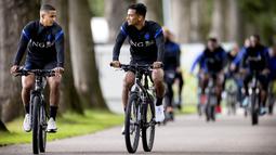 Pemain Timnas Belanda, Mohamed Ihattaren dan Owen Wijndal, bersepeda saat sesi latihan jelang laga UEFA Nations League di Zeist, Belanda, Selasa (1/9/2020). Belanda akan berhadapan dengan Polandia. (Photo by Koen van Weel / ANP / AFP)