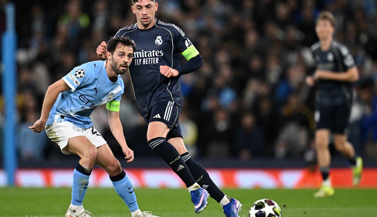 Manchester City kembali tampil menekan pada awal babak kedua. Tampak dalam foto, gelandang Manchester City asal Portugal, Bernardo Silva (kiri), mengamati bola selama pertandingan leg kedua 16 besar Liga Champions 2025/2026 melawan Real Madrid di Etihad Stadium, barat laut Inggris, pada Selasa 17 Maret 2026 waktu setempat atau Rabu (18/3) dini hari WIB. (Paul ELLIS/AFP)