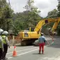 Pengerjaan jalur Puncak menggunakan alat berat, Jumat (30/3/2018). (Liputan6.com/Achmad Sudarno)