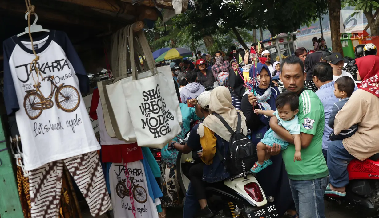 Pengunjung memadati kawasan Setu Babakan, Jakarta, Minggu (23/6/2019). Ribuan warga memadati kawasan Setu Babakan untuk berwisata dan menyaksikan beragam acara dalam rangka perayaan HUT ke-492 Jakarta. (Liputan6.com/Helmi Fithriansyah)