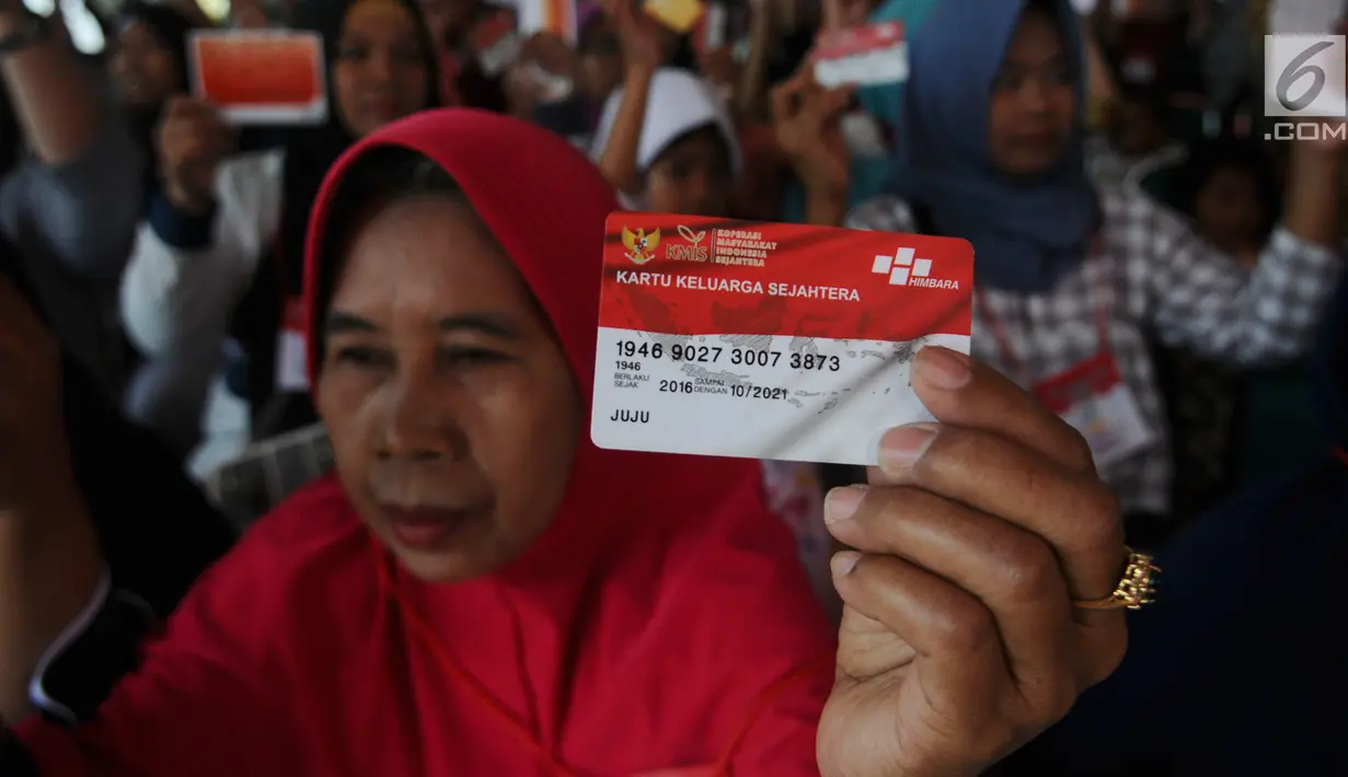 Warga menunjukkan KKS saat Penyaluran Bantuan Sosial PKH dan BPNT di Depok, Jawa Barat, Selasa (12/2). Jumlah bantuan PKH dan BPNTmencapai Rp.70.558.785.000 yang terdiri Rp26.460.225.000  untuk 21.374 KPM PKH. (Liputan6.com/Herman Zakharia)