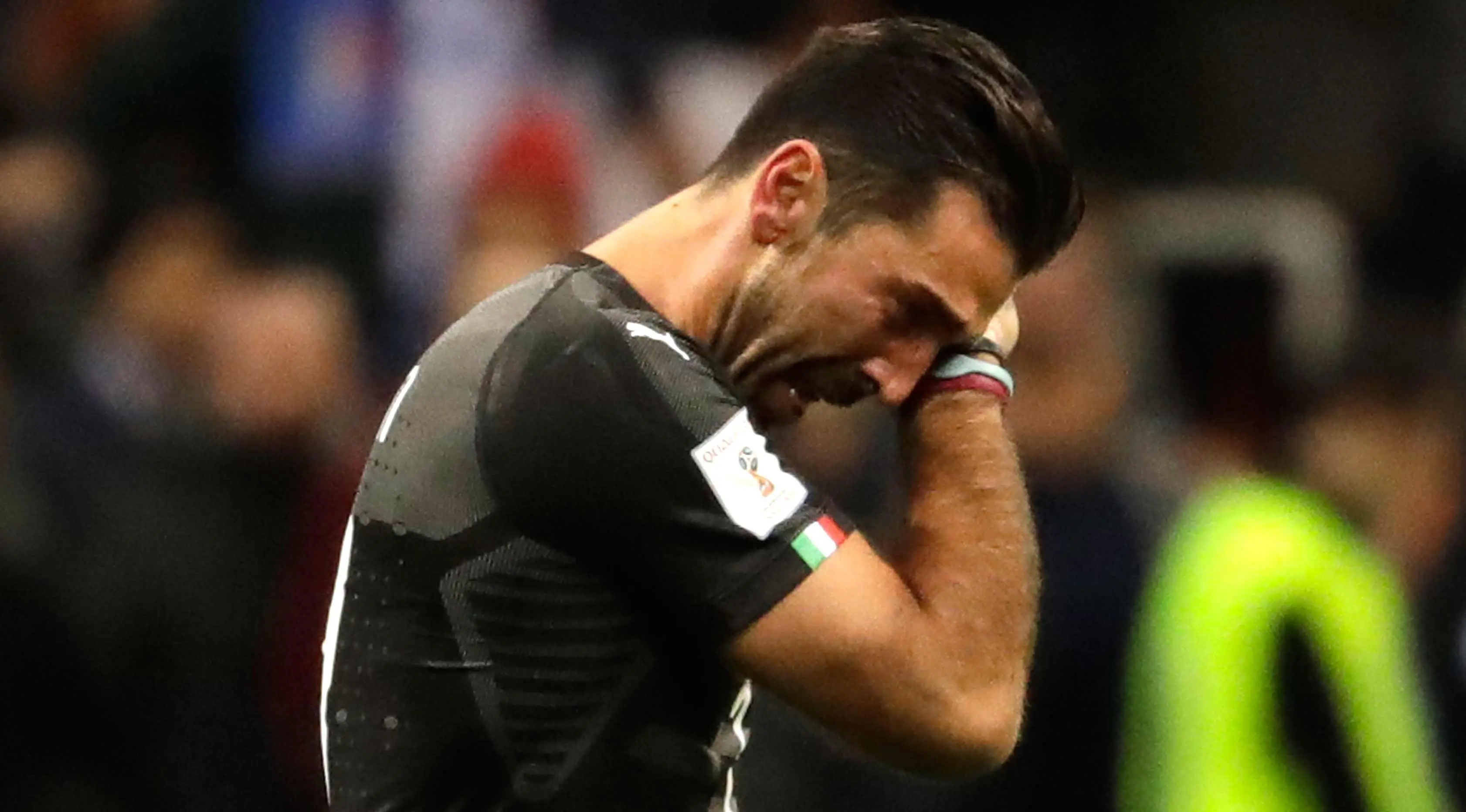 Kapten timnas Italia, Gianluigi Buffon tidak bisa menyembunyikan kesedihannya. Italia gagal ke Piala Dunia usai kalah agregat 0-1 dari Swedia (AP Photo/Luca Bruno)