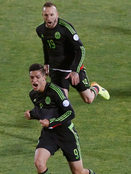 Penyerang Meksiko, Raul Jimenez (depan) melakukan selebrasi usai mencetak gol di pertandingan Copa America 2015 di National Stadium, Santiago, Chile, (16/6/2015). Chile bermain imbang 3-3 dengan Meksiko. (REUTERS/Carlos Garcia Rawlins)