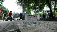 Polisi melakukan olah TKP di lokasi kecelakaan Ketua DPR, Setya Novanto di kawasan Permata Hijau, Jakarta, Jumat (17/11). Sebelumnya, mobil Fortuner yang ditumpangi Setya Novanto menabrak tiang listrik. (Liputan6.com/Helmi Fithriansyah)