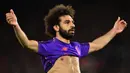 Gelandang Liverpool, Mohamed Salah, merayakan gol yang dicetaknya ke gawang Southampton pada laga Premier League di Stadion St Mary, Southampton, Jumat (5/4). Southampton kalah 1-3 dari Liverpool. (AFP/Glyn Kirk)