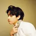 Kim Taehyung atau V BTS, adalah salah satu member grup K-Pop BTS yang mendapatkan posisi sebagai vokalis utama.