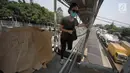 Pejalan kaki melewati lubang di atas JPO di Halte Bus Transjakarta di Jembatan Gantung, Cengkareng, Jakarta, Jumat (27/7). JPO yang rusak akibat tertabrak truk sejak setahun lalu hingga kini belum diperbaiki.  (Liputan6.com/Arya Manggala)