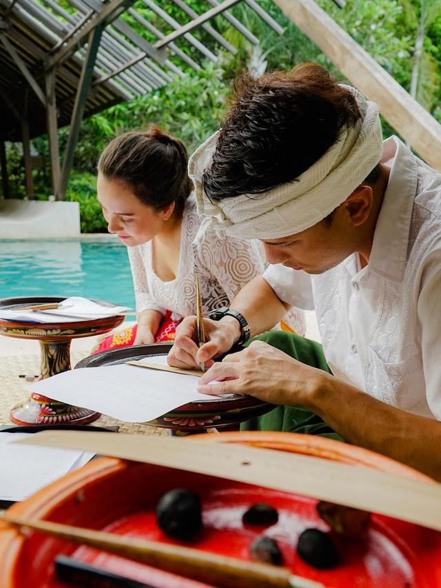 7 Potret Lucky Perdana dan Lidi Brugman Tampil Kompak dengan Busana Khas Bali