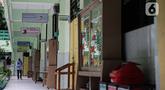 Petugas menyemprotkan disinfektan lingkungan sekolah di SD Negeri Kota Bambu 03/04, Jakarta, Sabtu (21/11/2020). Pemerintah pusat memberikan kewenangan pemerintah daerah membuka sekolah dan melakukan pembelajaran tatap muka pada semester genap tahun ajaran 2020/2021. (Liputan6.com/Faizal Fanani)
