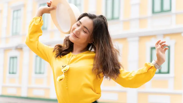 ceria baju kuning menari tersenyum mencintai diri sendiri