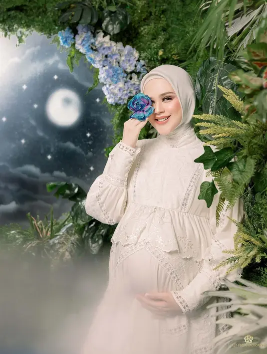 Begitu juga dengan Cut Ratu Meyriska yang memakai dress berpotongan peplum dengan detail bordir yang cantik (Foto: Instagram @fdphotography90)