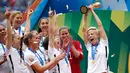 Gelandang AS, Megan Rapinoe (kanan) mengangkat trofi merayakan dengan pemain lainya usai memenangkan gelar juara Piala Dunia wanita 2015 di BC Place, Kanada, Senin (6/7/2015). Amerika berhasil mengalahkan Jepang dengan skor 5-2.  (Reuters/Michael Chow)
