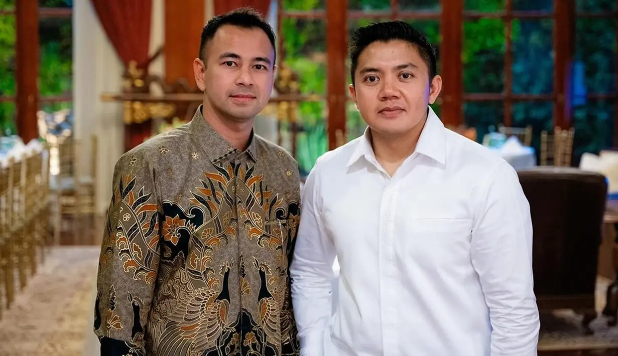Sosok Mayor Teddy yang kerap menjadi perbincangan publik di dunia maya, sosoknya menjadi perhatian terutama kaum hawa karena memiliki paras yang tampan. Karena itu, banyak netizen yang meminta pesan di kolom komentar unggahan Raffi Ahmad tersebut agar Mayor Teddy membuka gembok Instagram-nya. (Liputan6.com/IG/@raffinagita1717)