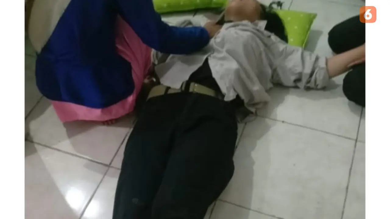 Annisa (18), anggota KPPS yang pingsan dan kejang-kejang saya perhitungan suara (Liputan6.com/Fauzan)