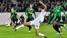 Bek AS Roma, Federico Fazio mencetak gol ke gawang Borussia Monchengladbach dalam laga matchday keempat fase grup Liga Europa 2019-2020 di Stadion IM Borussia-Park, Kamis (7/11/2019). AS Roma takluk dari tim tuan rumah dengan skor 2-1. (AP/Martin Meissner)