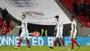 Para pemain Inggris, Ross Barkley, Dele Alli dan Nathaniel Clyne terlihat sedih usai kalah 1-2 dari Belanda pada laga persahabatan di Stadion Wembley, London, Rabu (30/3/2016) dini hari WIB. (Reuters/Stefan Wermuth)