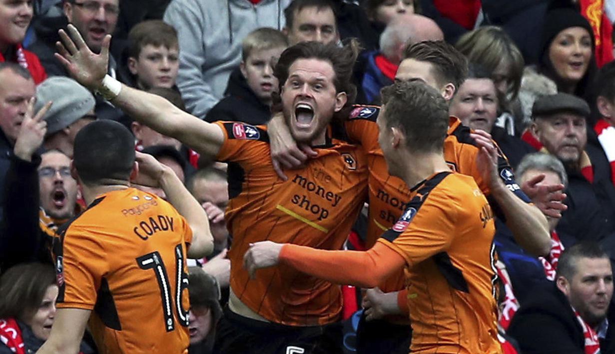 Ekspresi pemain Wolverhampton Wanderers, Richard Stearman (tengah) usai membobol gawang Liverpool pada laga Piala FA putaran keempat di Anfield, Liverpool (28/1/2017). Liverpoool kalah 1-2. (Peter Byrne/PA via AP)