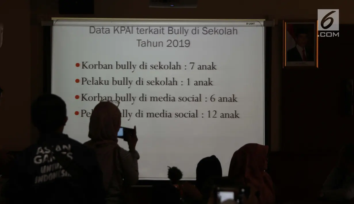 KPAI menunjukkan data terkait jumlah kasus perisakan yang terjadi di sekolah sepanjang 2019 saat memberi keterangan terkait kasus dugaan perisakan terhadap anak tersangka pengguna sabu NN bersama pihak sekolah di Jakarta, Selasa (23/7/2019). (Liputan6.com/Helmi Fithriansyah)
