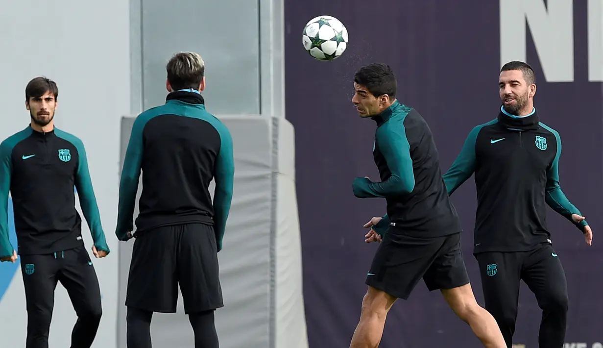 Pemain Barcelona, Andre Gomes, Lionel Messi, Luis Suarez, dan Arda Turan, berlatih operan dengan menyundul bola saat sesi latihan di Sports Center FC Barcelona Joan Gamper, Barcelona, (5/12/2016). (AFP/Lluis Gene)